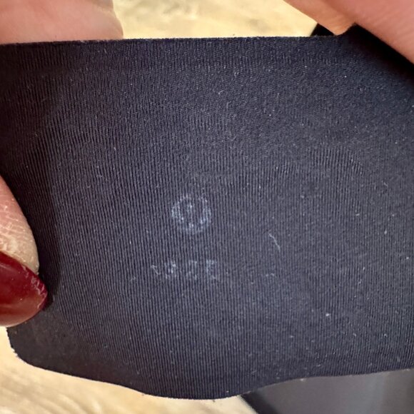 Lululemon- Seamless Black Full Coverage Wide Back Strap Adjustable Straps-  32 B - Picture 4 of 7